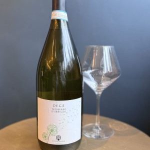 Studio image of Abruzzo wine bottle shot u2013 Italian white wine u2013 buy Abruzzo wine online in the UK